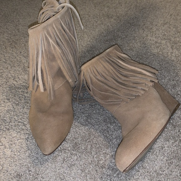 Chinese Laundry tan suede boots with fringe wedges size 9.5 - Picture 7 of 8